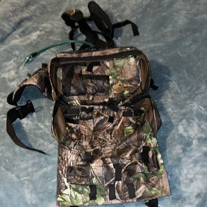 Brand new Red Head waterfowl waist back pack with water bladder. Never used.